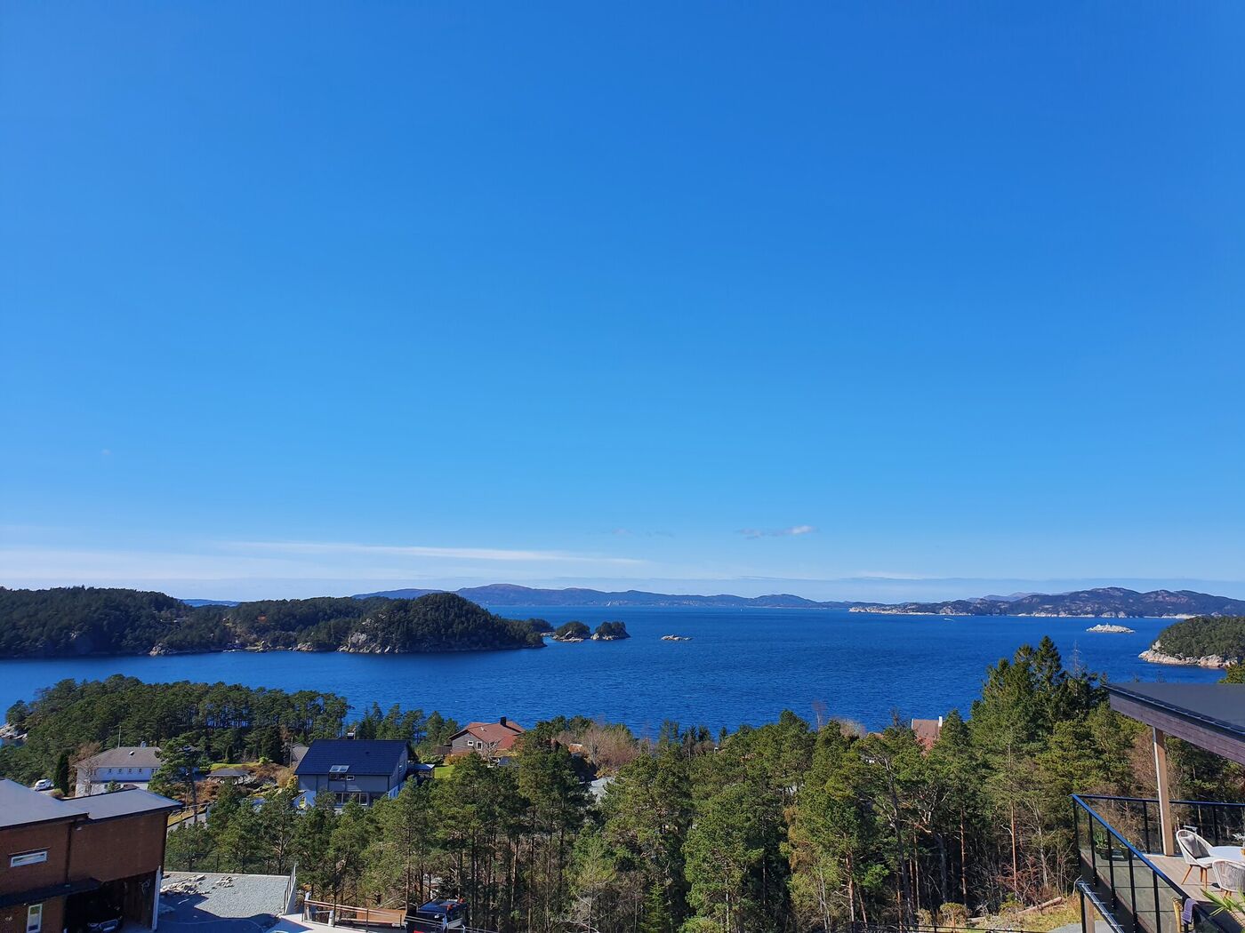 Dagslys-panorama fra eiendommen mot Skorpo og Klokkarvik