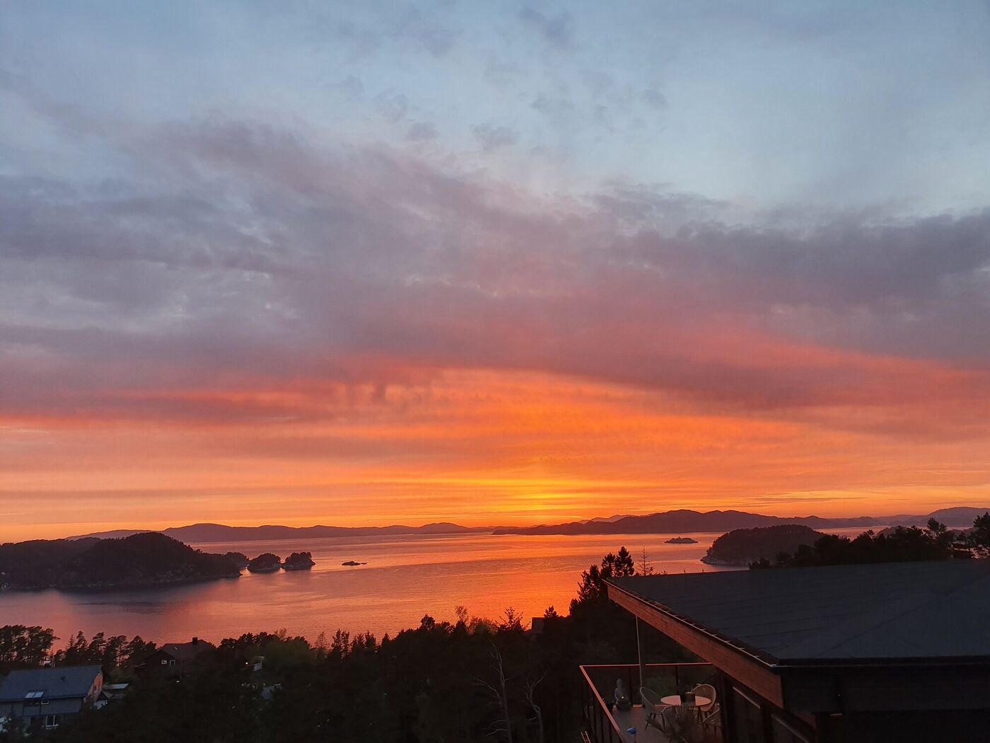 Gyllen solnedgang over sjøen sett fra eiendommen